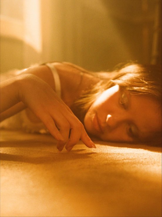 Mia Goth Brasil tweet media