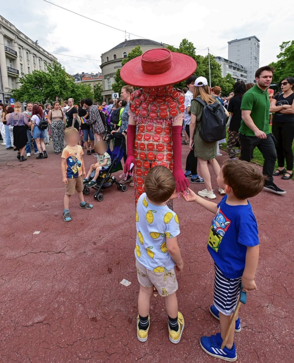 Nastavno na brojne prijave mog profila od strane LGBTIQ+ zajednice, kratko priopcenje: JEBE MI SE ZIVO STO RADITE U SVOJA 4 ZIDA (to ukljucuje s kim se sexate, jel se oblacite u haljine, koristite li pomagala, kako se identificirate…). Ovo je slobodna zemlja i nitko vas nece