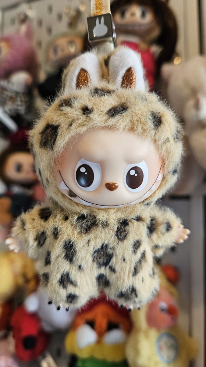 sami_spoon's tweet image. RAWR 🐾 
I was lowkey miffed when my assigned initial Labubu had such a neutral colour, but turns out it was perfect for a leopard makeover!!

Tell her she&apos;s pretty! 

⏰️ vm.tiktok.com/ZNReLX13T/

▶️ youtube.com/shorts/EHPNe6F…

📸 instagram.com/reel/DRiOqPiCB…