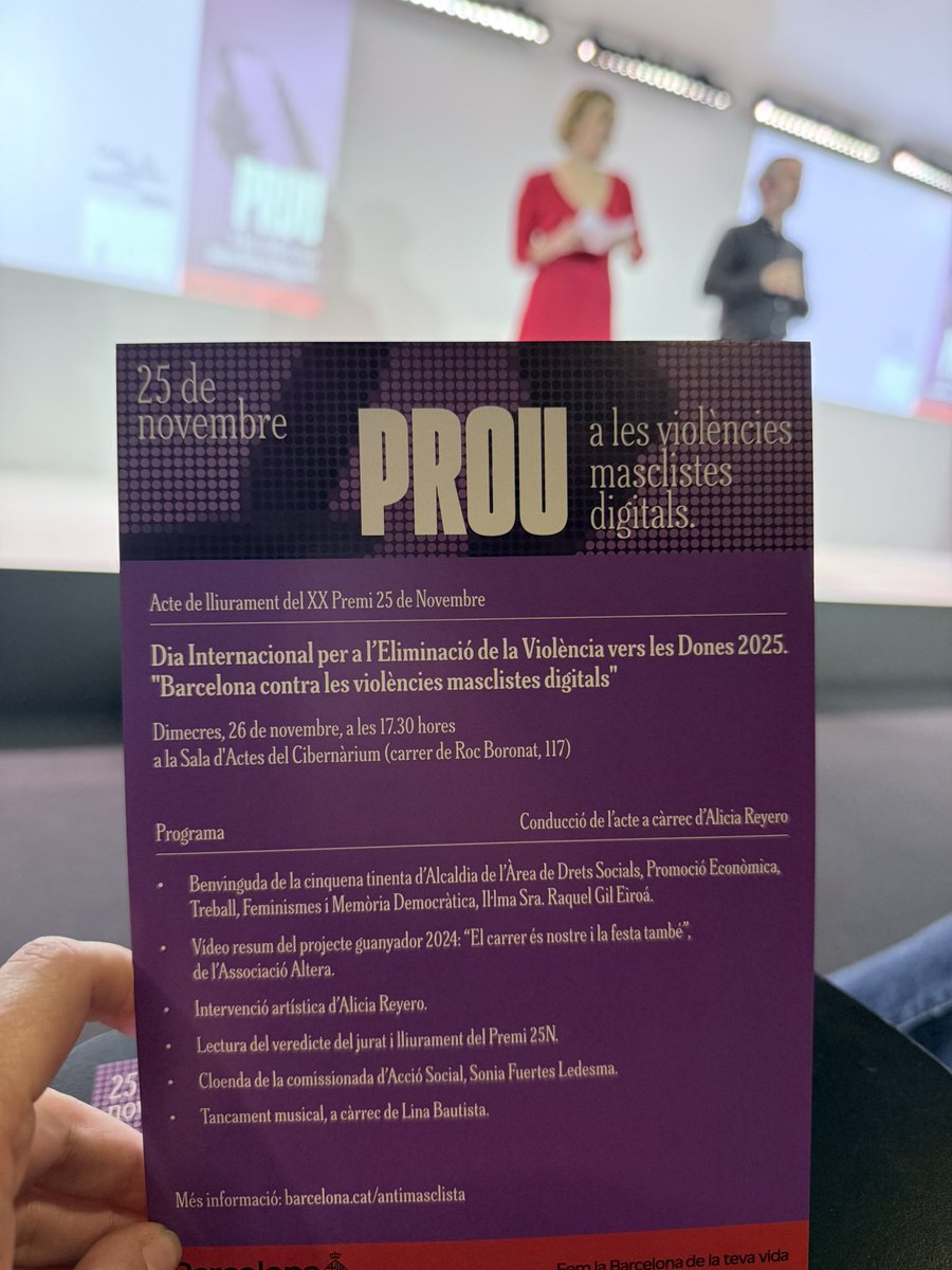 Com es pot parlar de violències masclistes el #25N mentre a la sala hi ha tres persones que van callar davant un agressor sexual? 

Ser víctima és haver d’aguantar el seu silenci d’ahir i el seu aplaudiment d’avui. 

🤌🏽