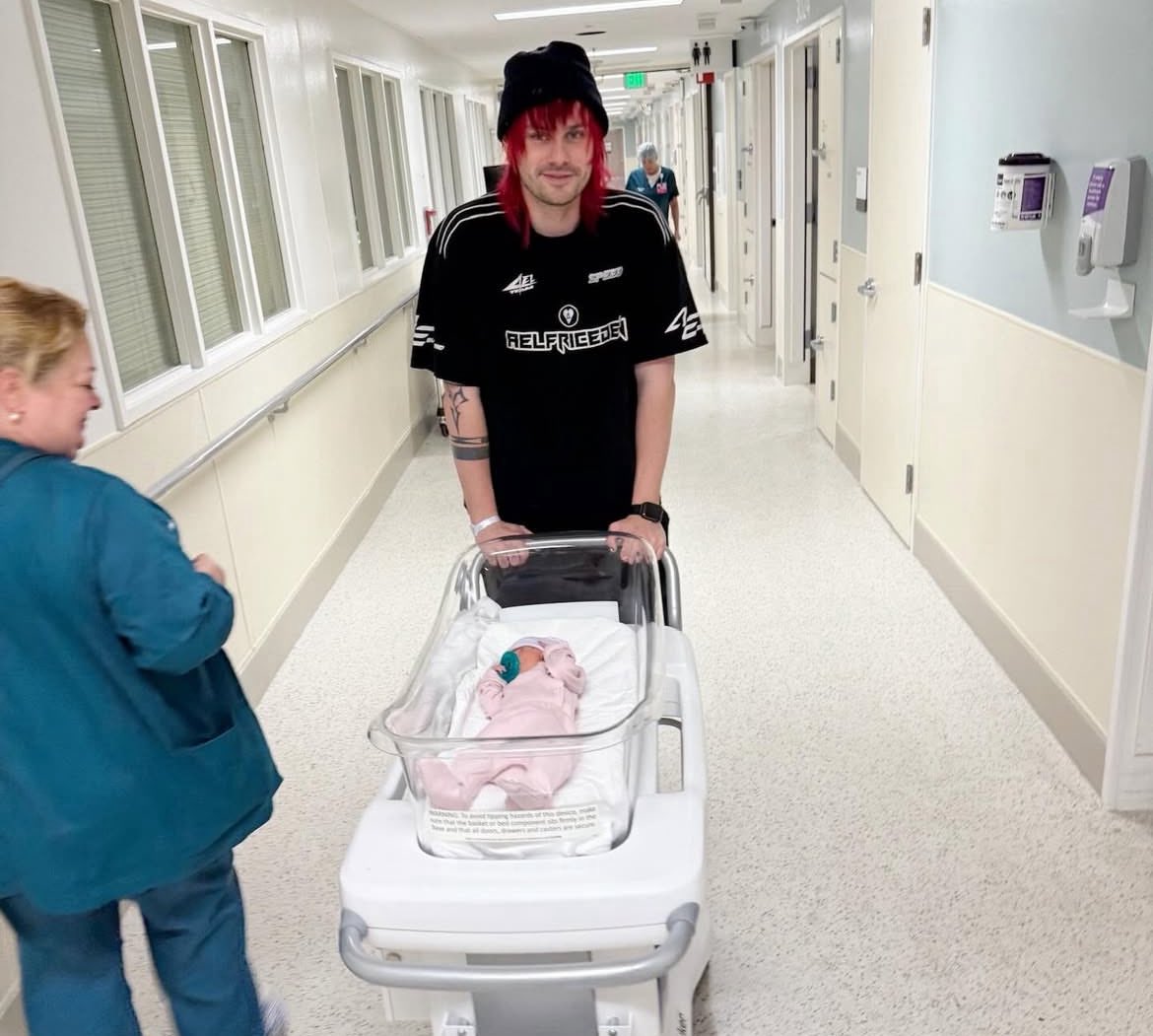 Stupid4luke's tweet image. HE’S A VERY COOL DAD!! 🥹❤️