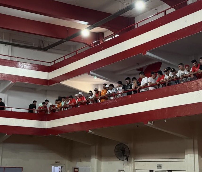 🔴Lo que dejó la asamblea de #Independiente: otra vez cerrada a los socios y con la barra presente. Hagan zoom para ver las caras. Encima son tan cráneos que la transmisión oficial los enfocaba casi de frente y se veía como aplaudían a Grindetti y silbaban a los opositores.