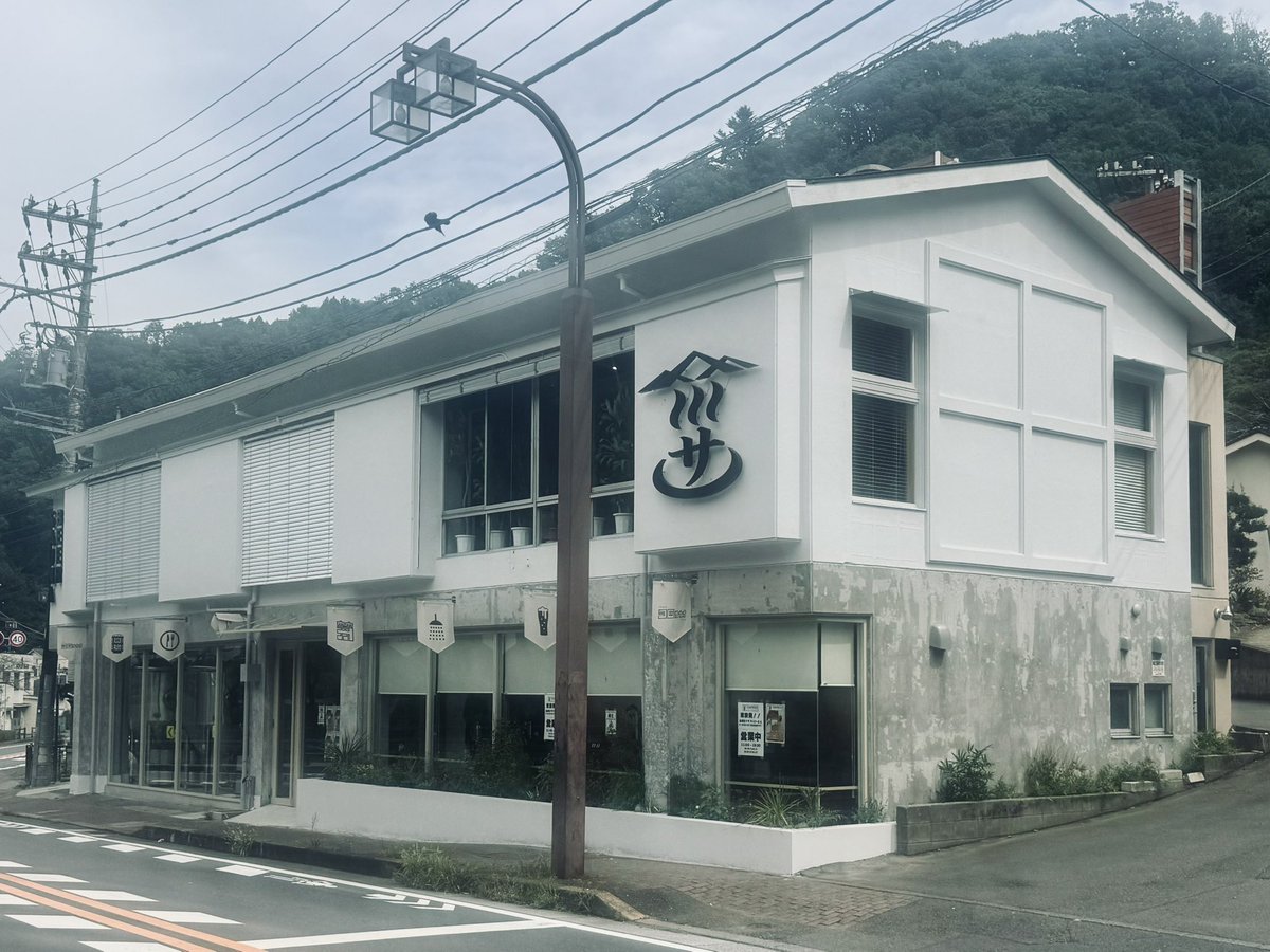第二工場設立は人気ブルワリーの証🍻東京・高尾山麓の注目スポット「CRAFTROCK TAPROOM」をピックアップ☝🏻出来たてのクラフトビール樽生はオリジナルを中心に定番から限定まで8TAP🍺併設するTAKAO36SAUNA利用後の”ととのう一杯”や登山後の”ご褒美ール”にも♨️🏔️平日も11時から飲めますよ😇#ビアマップス