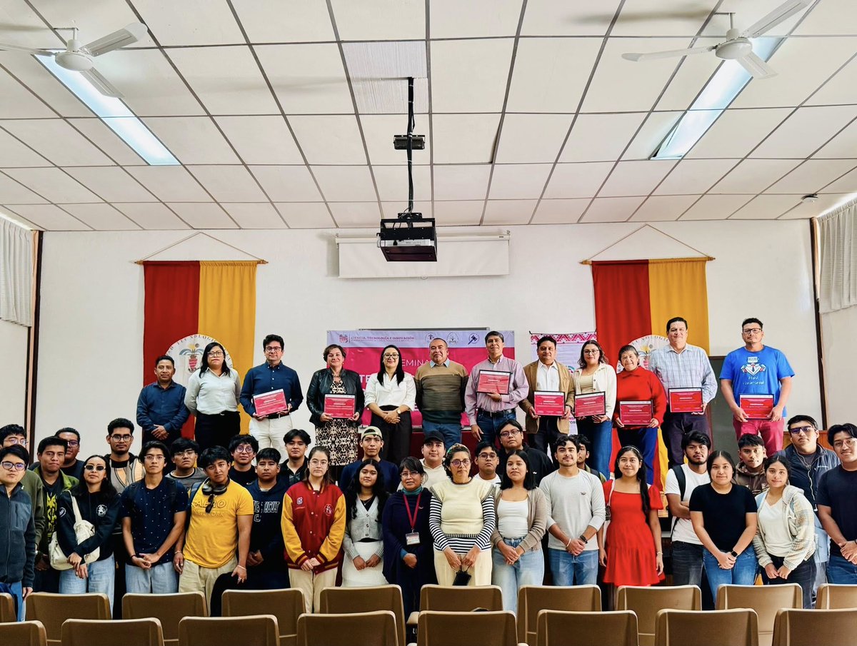 cociteioficial's tweet image. 📊🤝 ¡Reconocemos a quienes transforman el futuro empresarial de Oaxaca! 🤝📊

Hoy entregamos reconocimientos a investigadores de @SUNEO_UTM que participaron en el seminario: #Inteligencia #Artificial Empresarial para #Oaxaca. ¡Juntos construimos un futuro más #competitivo! 🛜📱