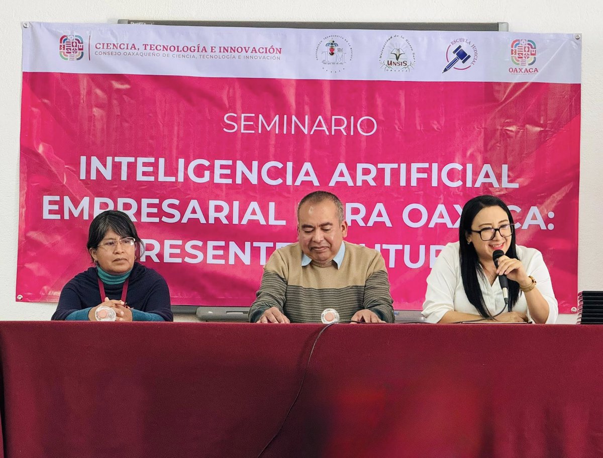 cociteioficial's tweet image. 📊🤝 ¡Reconocemos a quienes transforman el futuro empresarial de Oaxaca! 🤝📊

Hoy entregamos reconocimientos a investigadores de @SUNEO_UTM que participaron en el seminario: #Inteligencia #Artificial Empresarial para #Oaxaca. ¡Juntos construimos un futuro más #competitivo! 🛜📱
