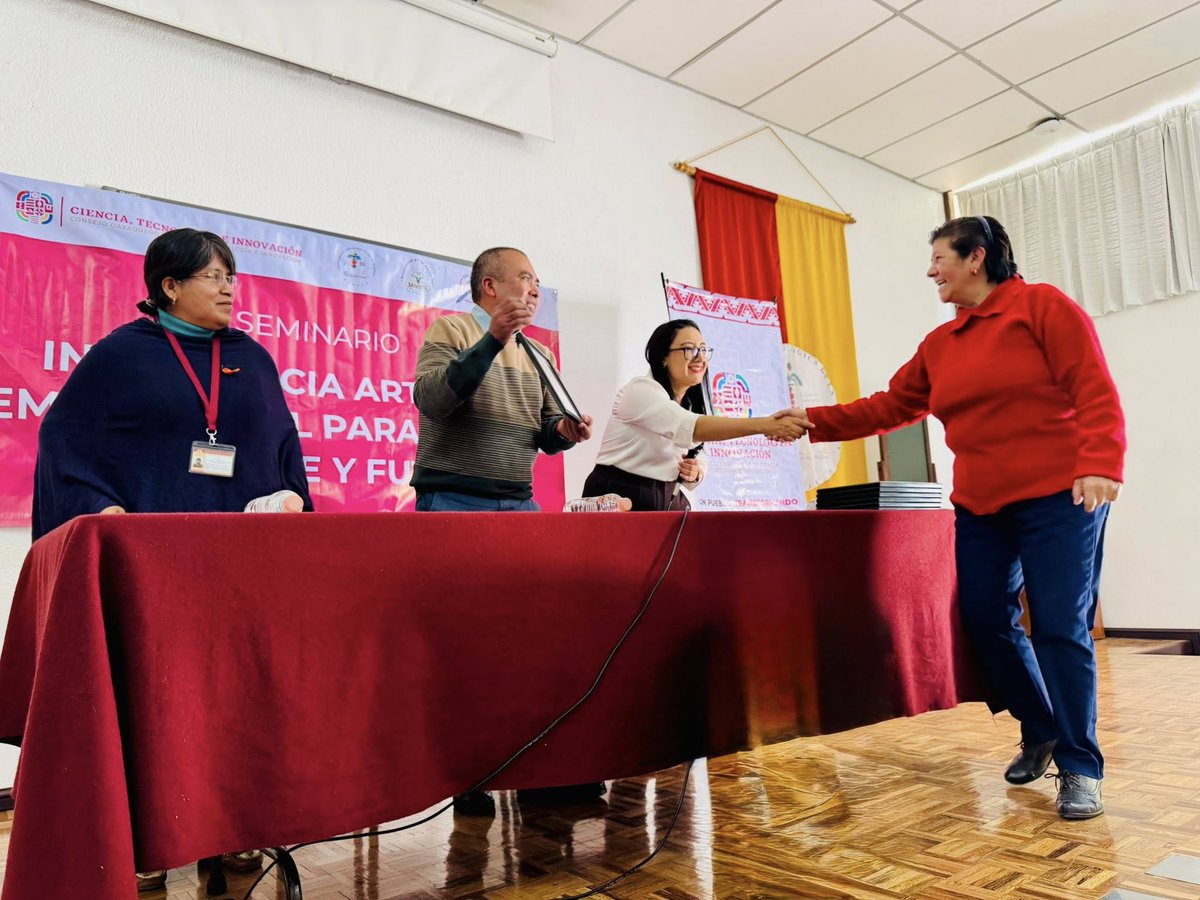 cociteioficial's tweet image. 📊🤝 ¡Reconocemos a quienes transforman el futuro empresarial de Oaxaca! 🤝📊

Hoy entregamos reconocimientos a investigadores de @SUNEO_UTM que participaron en el seminario: #Inteligencia #Artificial Empresarial para #Oaxaca. ¡Juntos construimos un futuro más #competitivo! 🛜📱