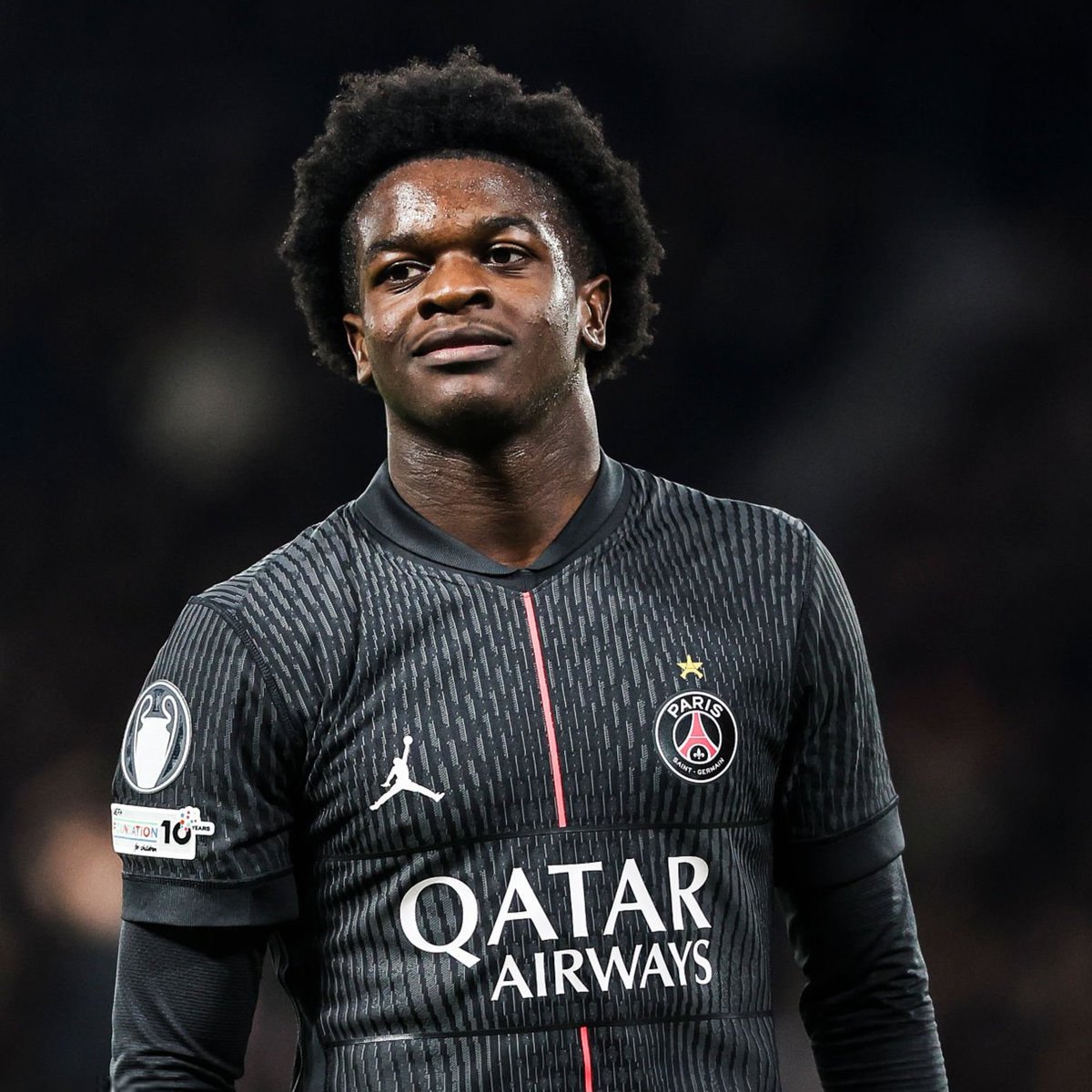 VibesFoot's tweet image. 🗣️ Quentin Ndjantou 🇫🇷 : « 𝗝𝗘 𝗡&apos;𝗘́𝗧𝗔𝗜𝗦 𝗣𝗔𝗦 𝗦𝗨𝗥𝗣𝗥𝗜𝗦 𝗗𝗘 𝗖𝗢𝗠𝗠𝗘𝗡𝗖𝗘𝗥 𝗟𝗘 𝗠𝗔𝗧𝗖𝗛.

J&apos;étais très content d&apos;avoir débuté le match. 𝗖𝗲𝗹𝗮 𝗺𝗼𝗻𝘁𝗿𝗲 𝗾𝘂𝗲 𝗹𝗲 𝗰𝗼𝗮𝗰𝗵 𝘃𝗼𝗶𝘁 𝗺𝗲𝘀 𝗲𝗳𝗳𝗼𝗿𝘁𝘀 𝗮̀ 𝗹&apos;𝗲𝗻𝘁𝗿𝗮𝗶̂𝗻𝗲𝗺𝗲𝗻𝘁. 🙏

Sur le…