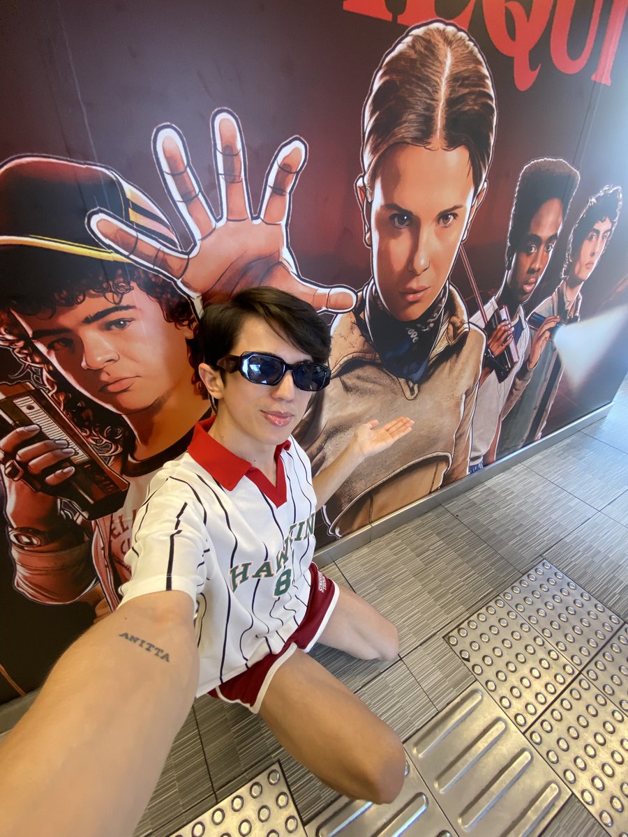 ¿ɐɹnʇuǝʌɐ ɐɯıʇןn̗ ɐ ɐɹɐd soʇuoɹԀ 😭🚲🧇👩🏻‍🦲🔦✨

.
.
.
.
.
.
#StrangerThings5 #StrangerThings #Hawkins #mundoinvertido #Vecna #Demogorgon #MillieBobbyBrown #McDonaldsBrasil