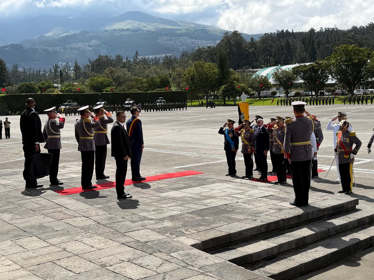 📍#Quito | El Director General Subrogante del #ECU911, Marco Flores, participó en la Ceremonia Militar de Cambio de Mando del Jefe del Comando Conjunto de las Fuerzas Armadas y de Ascenso Honorífico de los Comandantes Generales de las ramas Terrestre, Naval y Aérea.

El acto
