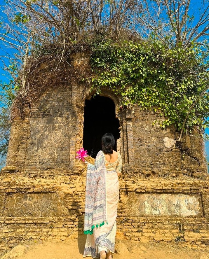 mdmariful7's tweet photo. আমি হব ক্লান্ত যেদিন
তুমি শিয়রে একটু বসো
আমি হলে উদ্বাস্তু
তুমি একটু ভালোবেসো
আমি গেলে ভ্রান্ত পথে
তুমি হাতটি ধরতে এসো
তোমার উপমা হাজার ঠোঁটে
আমি সে'সব শুনি
দুধের স্বাদে মুগ্ধ সবাই
আমি খুঁজি নুনি
কি উপমা দেয়'গো তোমায়
জোৎস্না,পরী,ফুলকুরি
তুমি যে কার অঙ্গ ধারী
তবু তুমিই ফুলপরী। https://t.co/EkNMvvxsHt