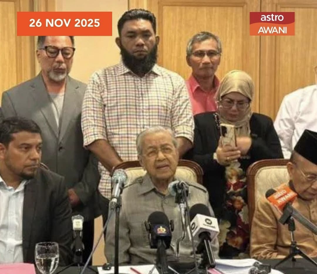 Titik terendah seorang Tun Mahathir adalah apabila Papagomo boleh berdiri sekali dalam sidang media dia. 🥹