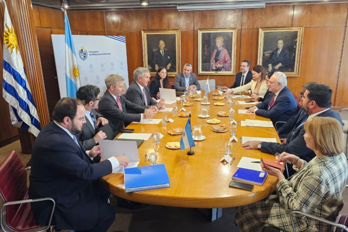 La reunión con los cancilleres <a href="/pabloquirno/">Pablo Quirno</a> y <a href="/MinLubetkinUy/">Mario Lubetkin</a> fue positiva.
Junto al intendente de Colón, <a href="/JoseLuisWalser/">José Luis Walser</a>, seguimos defendiendo el desarrollo turístico y productivo de la ciudad y planteamos con énfasis la necesidad de relocalizar el proyecto de la planta de