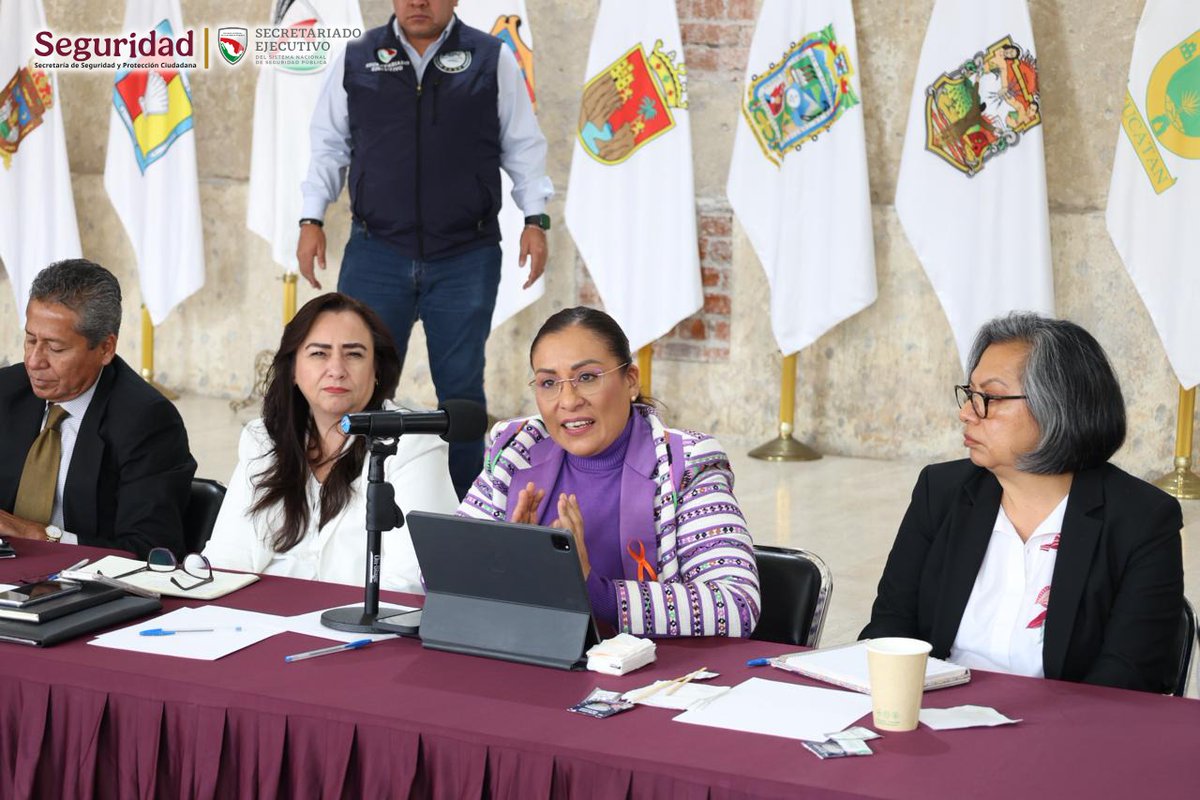 SESNSP's tweet photo. El #SESNSP realizó exitosamente la ronda regional centro-sur de Mesas de Orientación y Seguimiento en la #CDMX, con el propósito de fortalecer el proceso de concertación de los Fondos Federales 2026.
✅Los trabajos de la primera jornada permitieron que autoridades estatales y federales intercambian información, se resolvieran dudas y afinar procesos para fortalecer la coordinación en torno a los proyectos de Seguridad Pública.
🤝Estos espacios permiten alinear objetivos y asegurar que los recursos se apliquen de manera eficiente, traduciéndose en más y mejor seguridad para la población. #Seguridad #ConstruyendoLaPaz