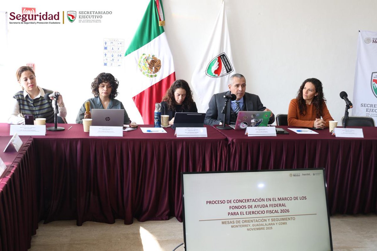 SESNSP's tweet photo. El #SESNSP realizó exitosamente la ronda regional centro-sur de Mesas de Orientación y Seguimiento en la #CDMX, con el propósito de fortalecer el proceso de concertación de los Fondos Federales 2026.
✅Los trabajos de la primera jornada permitieron que autoridades estatales y federales intercambian información, se resolvieran dudas y afinar procesos para fortalecer la coordinación en torno a los proyectos de Seguridad Pública.
🤝Estos espacios permiten alinear objetivos y asegurar que los recursos se apliquen de manera eficiente, traduciéndose en más y mejor seguridad para la población. #Seguridad #ConstruyendoLaPaz