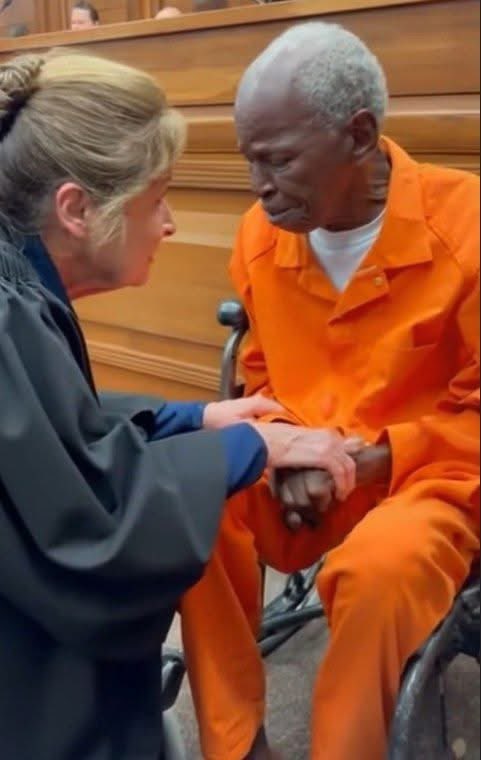 He spent 45 years in prison for a crime he didn't commit.
When the truth finally came out, the judge didn't just sign the release papers, she fell to her knees.

Mr. Brooks was 43 years old when the gavel fell, sealing his fate for a robbery he was nowhere near.
He went in a