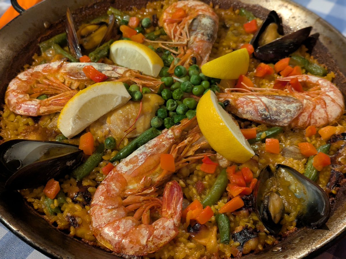 渋谷の日本最古級スペイン料理店「エル カステリャーノ」。当然に百名店に選出されており、在日スペイン人も太鼓判を押します。
明るく楽しい雰囲気で、打ち上げなどワイワイやる飲み会に最適。大食漢たちが一様に腹パンになっており、そのボリューム感も魅力のひとつです。
takemachelin.com/2025/11/castel…