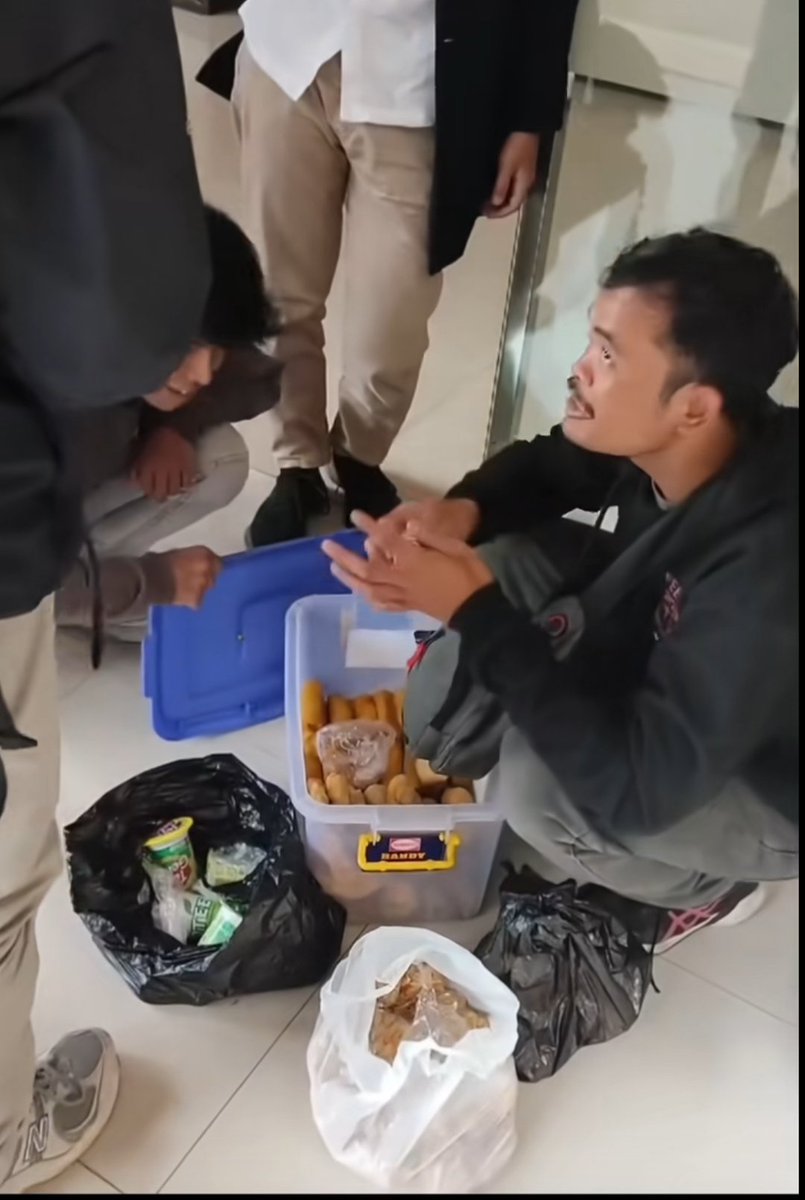 kampusfess_'s tweet photo. potret mahasiswa jualan di kampus dan ga malu
salut univ! https://t.co/CQalBNU4mE