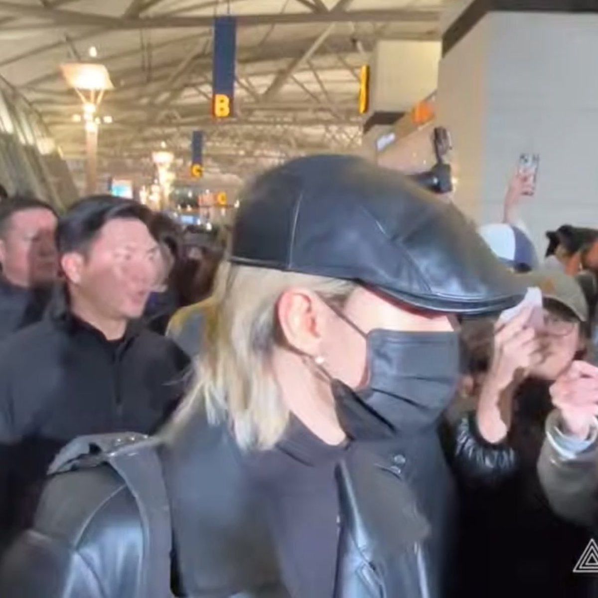 havenfiIm's tweet image. long blonde hair hyunjin is back oh my god.