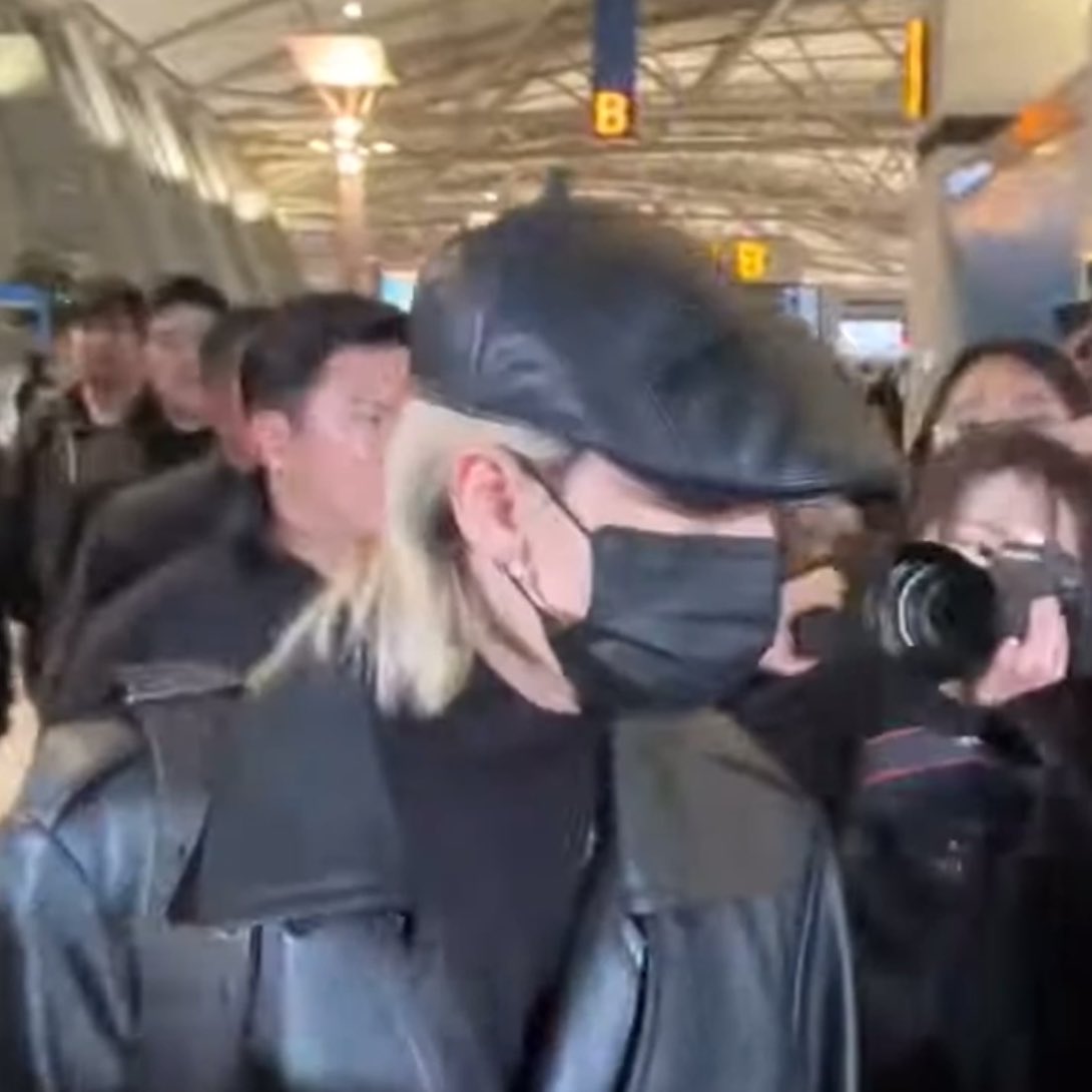 havenfiIm's tweet image. long blonde hair hyunjin is back oh my god.