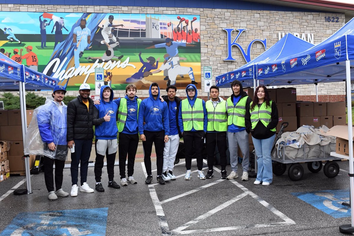 KCC_AndrewSee's tweet photo. Ahead of the Thanksgiving break, the Falcons baseball team passed out Thanksgiving meals with the Royals at the Kansas City Urban Youth Academy! Wishing everyone a Happy Thanksgiving! https://t.co/mu4uziLW4T