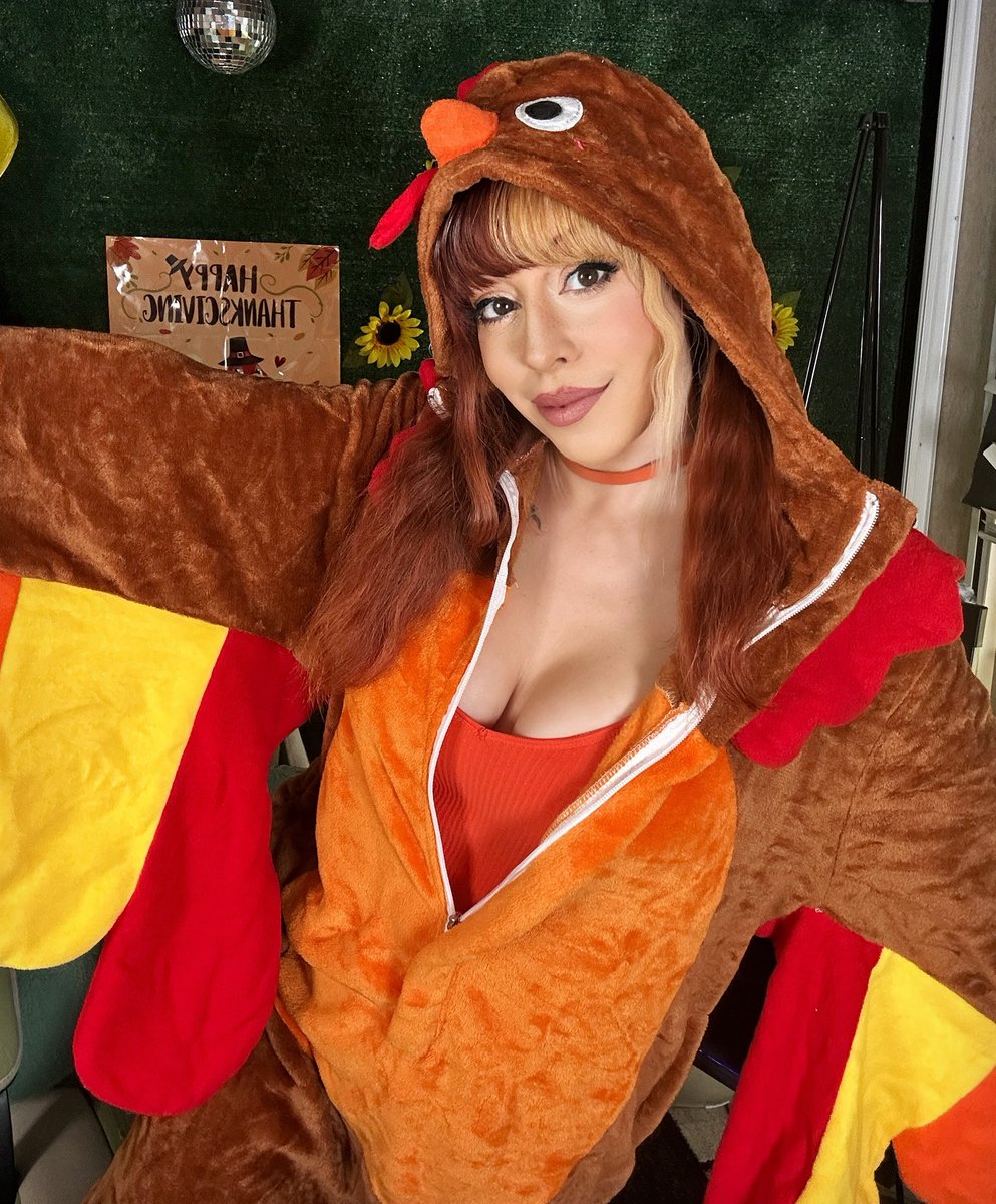 missleemalee's tweet photo. The 2nd annual turkey bowl is happening now!! $300 in prizes are going out!! Come win some cash for the holidays! Free to play using marbles on stream! 
https://t.co/gydUQbusxR https://t.co/8zNLDLYgt8