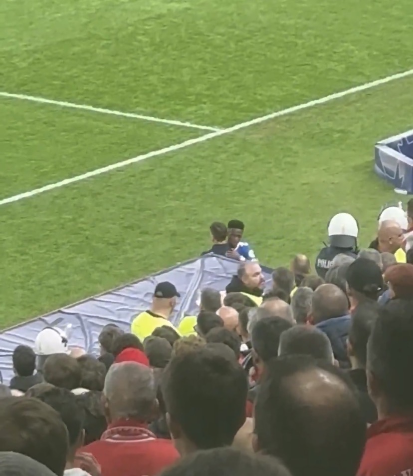 MadridUniversal's tweet image. Vinícius Junior and Xabi Alonso hugged twice tonight. 

One was when Viní came off and the other after the game. 🤍