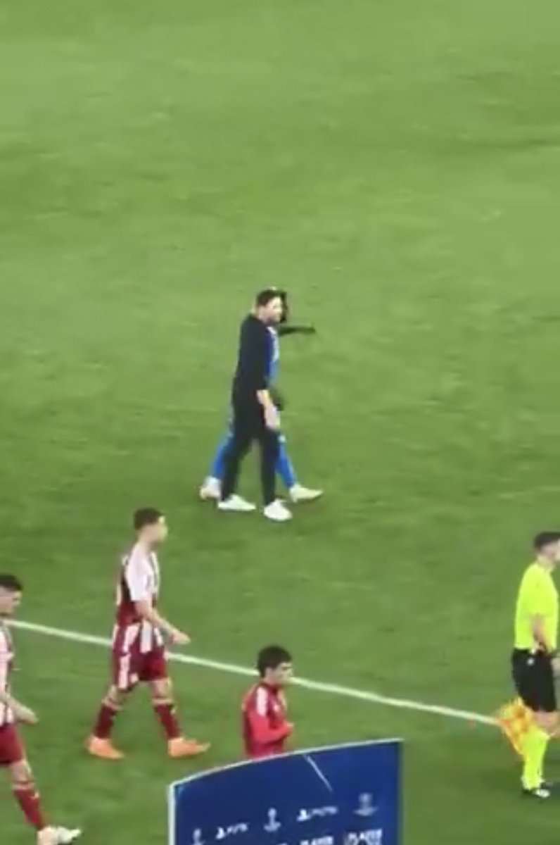 MadridUniversal's tweet image. Vinícius Junior and Xabi Alonso hugged twice tonight. 

One was when Viní came off and the other after the game. 🤍