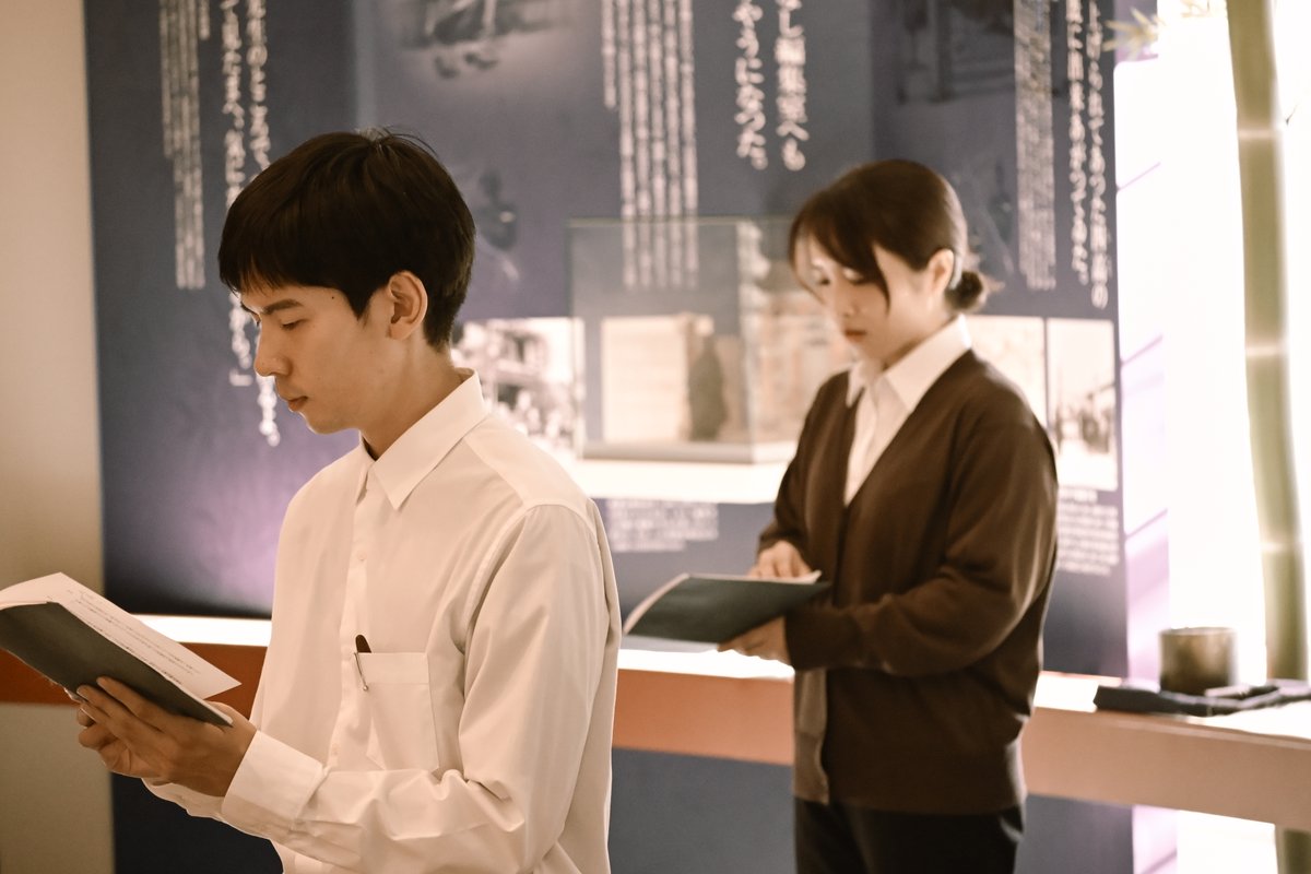 【秋聲を追うて】

徳田秋聲記念館の展示に沿った公演内容になっており、秋聲の生い立ちから、作品に登場してきた女性たち、晩年の様子など…展示室が変わるごとに観客も一緒に移動し、じっくり秋聲を味わえるひとときとなりました。