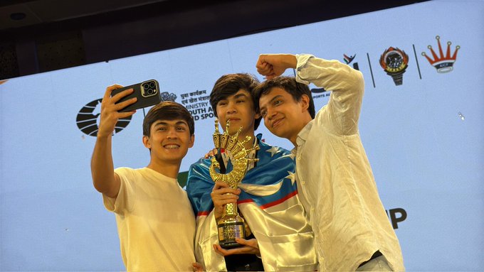 UttarandhraNow's tweet image. FIDE ప్రపంచ కప్ 2025: ఉజ్బెకిస్తాన్  కి చెందిన  జావోఖిర్ సిందరోవ్ అతి పిన్వ వయసు లో 19 సంవత్సరాలకే విశ్వనాథన్ ఆనంద్ కప్‌ను గెలుచుకున్నాడు.
#FIDEWorldCup2025 #JavokhirSindarov #Ujbekistan #UANow