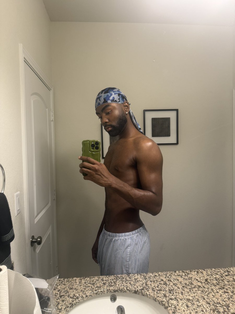cxmxndre's tweet image. 170 today!! I’ve gained 15 pounds since I’ve started working out :)