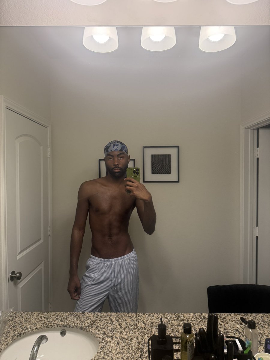 cxmxndre's tweet image. 170 today!! I’ve gained 15 pounds since I’ve started working out :)