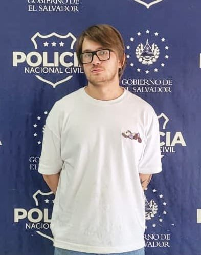 TelenoticiasGMV's tweet photo. Un triple accidente de tránsito fue reportado en el km 112 de la carretera Panamericana, en el cantón Concepción, Lolotique, San Miguel Oeste. 

Según información oficial, Michael David Ochoa Escobar, de 31 años, habría impactado contra otro vehículo y un camión tras no guardar la distancia reglamentaria.

En el incidente, una mujer resultó lesionada y fue trasladada a un centro hospitalario. Ochoa Escobar se retiró del lugar, pero fue localizado e interceptado kilómetros más adelante.

El caso será remitido por el presunto delito de lesiones culposas mientras avanzan las investigaciones correspondientes.

#TNM #GMV