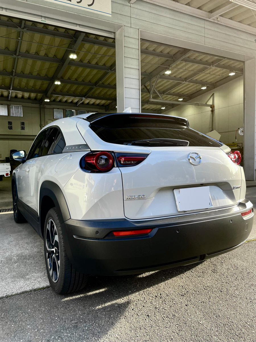 マツダ車で唯一MAZDA3より好印象だったMX-30 R-EVに再試乗。海沿いの道を約30キロ走ってみましたが、ヤバくないですかーこれ。観音開きが使いにくいとか発電ロータリーは騒がしいとか燃費がーとか、ネガな意見は変車好きな私にはむしろ誘惑になってしまいます笑
#MX30
#mazda
#mazda3