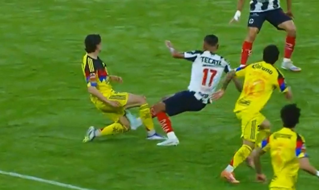 Pues esto no fue tarjeta roja….

Insisto, hoy los árbitros tienen miedo a tomar decisiones a favor del América por el famoso discurso de las "ayudas".

No se atrevió el VAR a llamar al central.