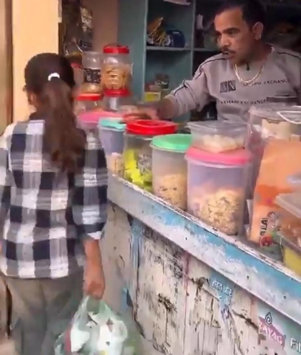 कुछ लोगों कोई ज्यादा सम्मान रास नही आता, ओवर कॉन्फिडेंस के कारण खुद की इज्जत को मिट्टी मे मिला देते हैं?

एक वायरल वीडियो मे शादाब जाकाती एक बच्ची के सामने कहते है “ये इतनी सुंदर है तो इसकी मम्मी कितनी सुंदर होगी?”
और फिर सामान के बदले kiss मांगने वाला बेहूदा मज़ाक किया।

सोशल