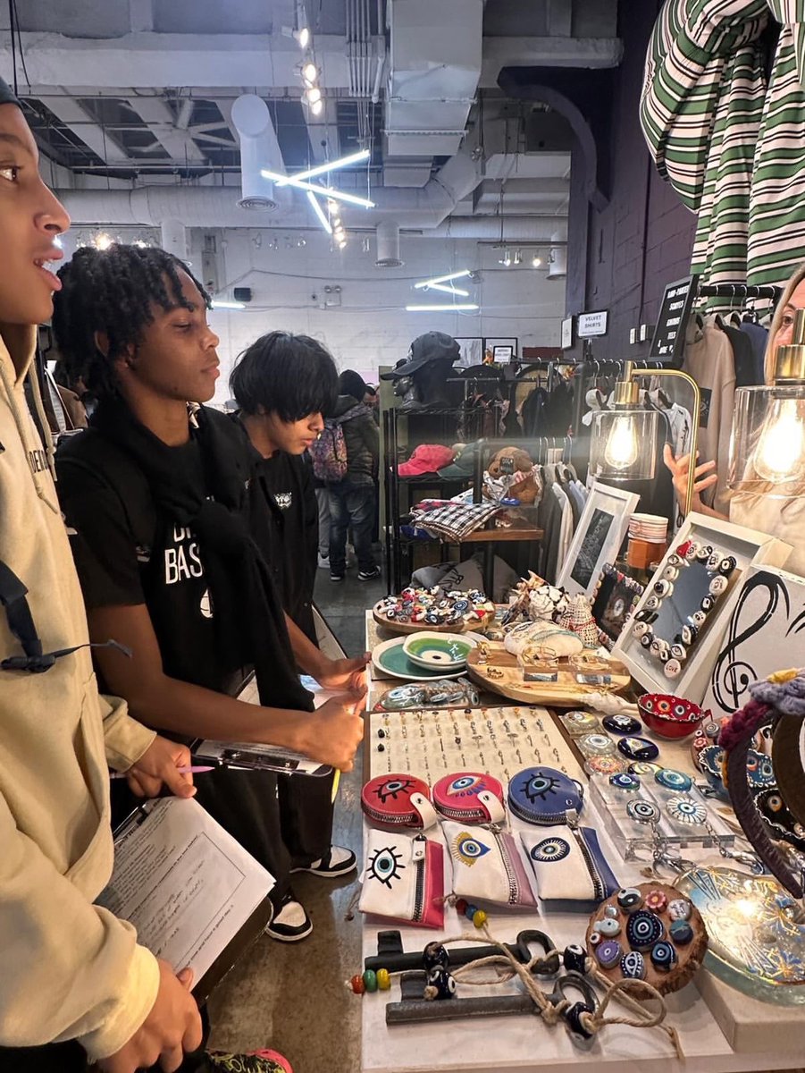SuptCheng_CIOB's tweet image. It is wonderful to see Lyons Community School 8th graders exploring creativity at Artists &amp;amp; Fleas. Interviewing local artisans is a fantastic way to learn about the artistic process and entrepreneurship. #ArtsEducation #HandsOnLearning #NYCPublicSchools @LyonsBklyn @NYCSchools