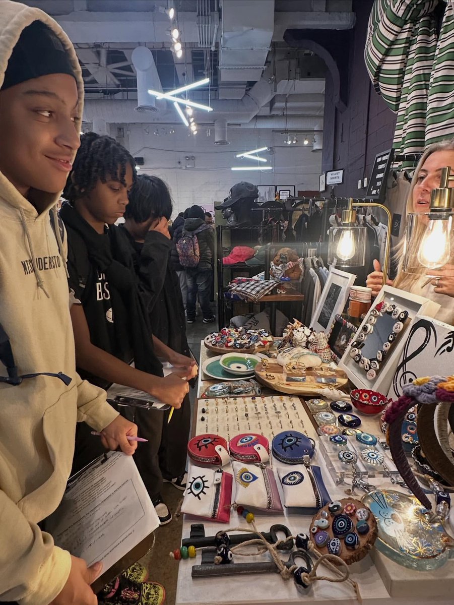 SuptCheng_CIOB's tweet image. It is wonderful to see Lyons Community School 8th graders exploring creativity at Artists &amp;amp; Fleas. Interviewing local artisans is a fantastic way to learn about the artistic process and entrepreneurship. #ArtsEducation #HandsOnLearning #NYCPublicSchools @LyonsBklyn @NYCSchools