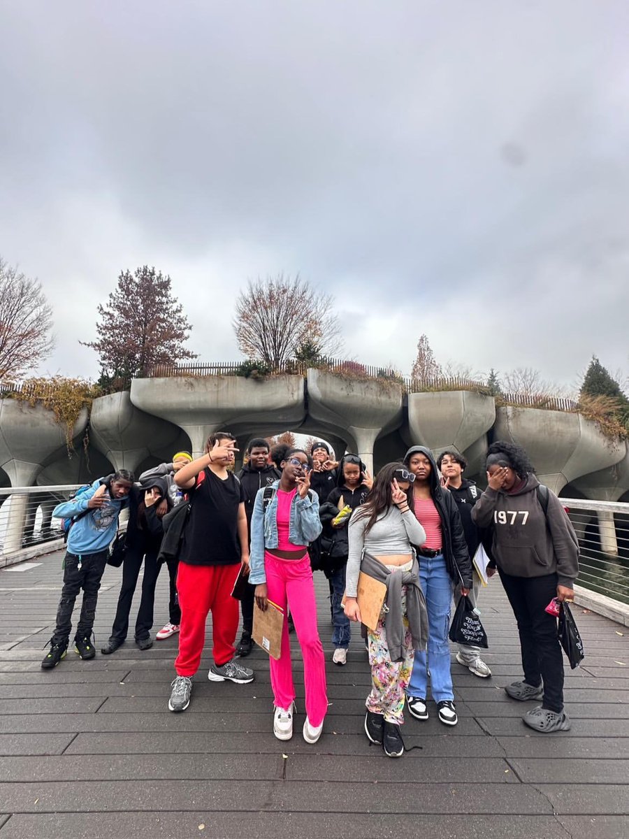 SuptCheng_CIOB's tweet image. It is wonderful to see Lyons Community School 8th graders exploring creativity at Artists &amp;amp; Fleas. Interviewing local artisans is a fantastic way to learn about the artistic process and entrepreneurship. #ArtsEducation #HandsOnLearning #NYCPublicSchools @LyonsBklyn @NYCSchools