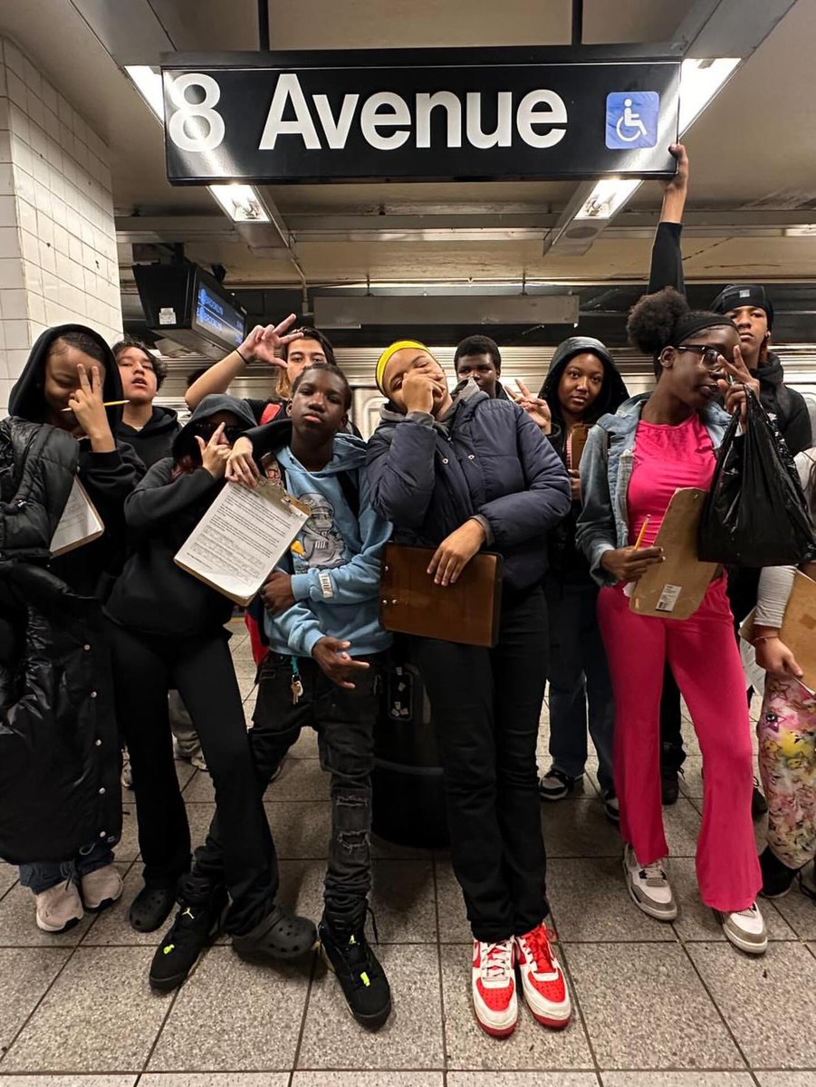 SuptCheng_CIOB's tweet image. It is wonderful to see Lyons Community School 8th graders exploring creativity at Artists &amp;amp; Fleas. Interviewing local artisans is a fantastic way to learn about the artistic process and entrepreneurship. #ArtsEducation #HandsOnLearning #NYCPublicSchools @LyonsBklyn @NYCSchools