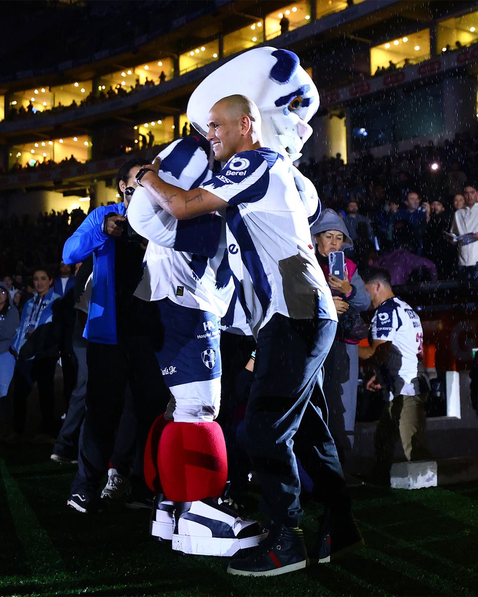 LigaBBVAMX's tweet photo. Humberto Suazo trazó con goles, entrega y corazón un legado con @Rayados, institución que esta noche le rindió homenaje. 🙌

#Eterno26 | #CF Ida | #AP25 #LaFiestaDeLaAfición https://t.co/cgIacjxT2B