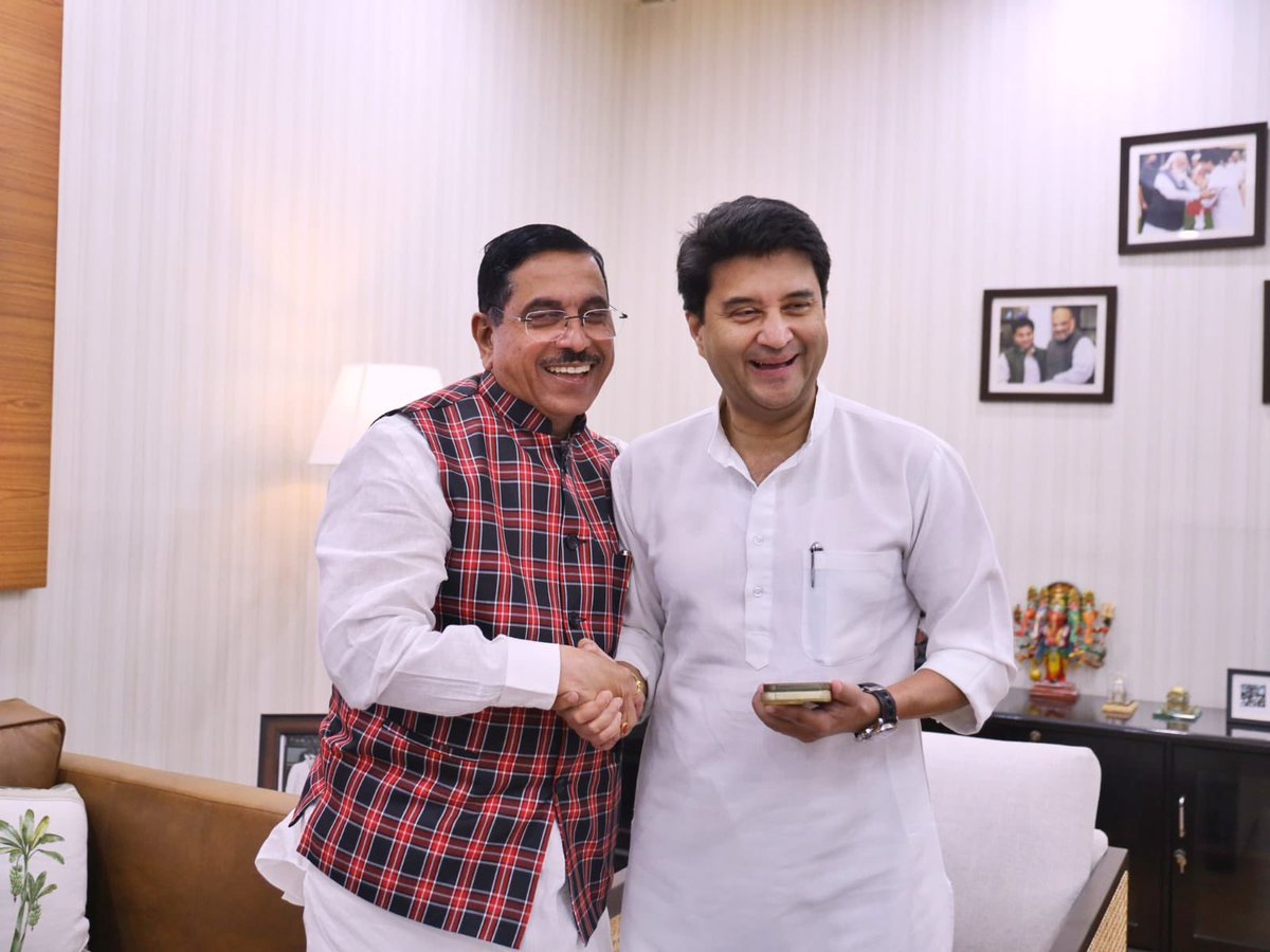 केंद्रीय मंत्रिमंडल में मेरे साथी, उपभोक्ता मामले, खाद्य एवं सार्वजनिक वितरण तथा नवीन एवं नवीकरणीय ऊर्जा मंत्री श्री <a href="/JoshiPralhad/">Pralhad Joshi</a> जी को जन्मदिन की हार्दिक एवं शुभकामनाएं।

बाबा महाकाल से आपके उत्तम स्वास्थ्य, सुदीर्घ और यशस्वी जीवन की कामना करता हूं।