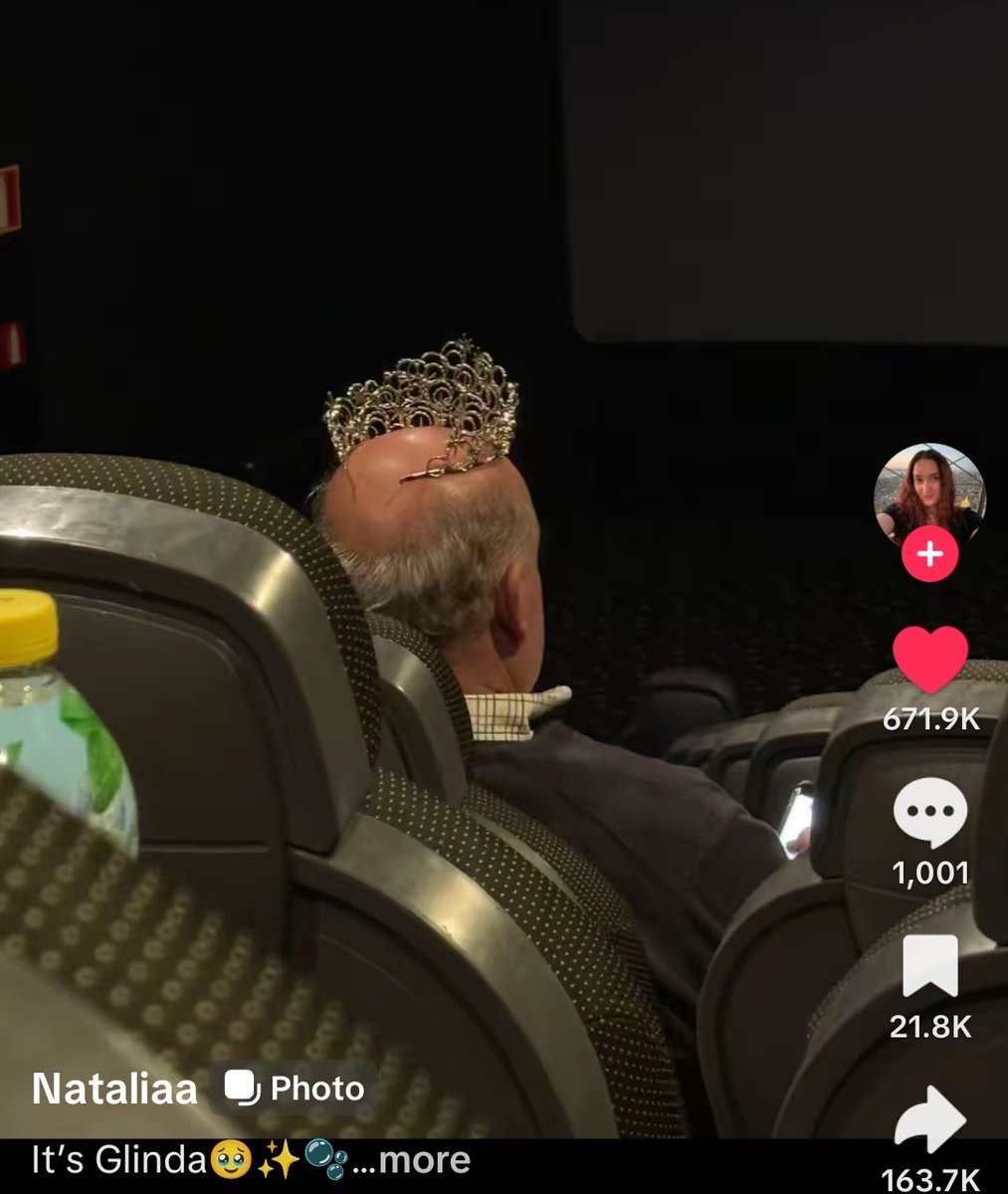 xcowboygeniusx's tweet image. look!! it's glinda