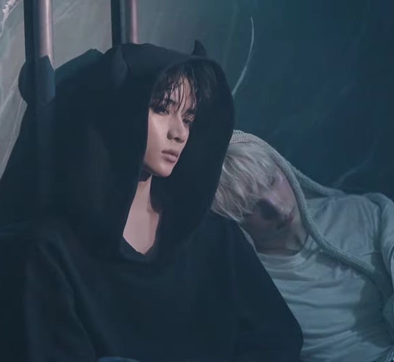 huerigyu's tweet image. big fan of when they do the whole contrast thing making them the complete opposite of each other they’re like yin and yang angel and devil