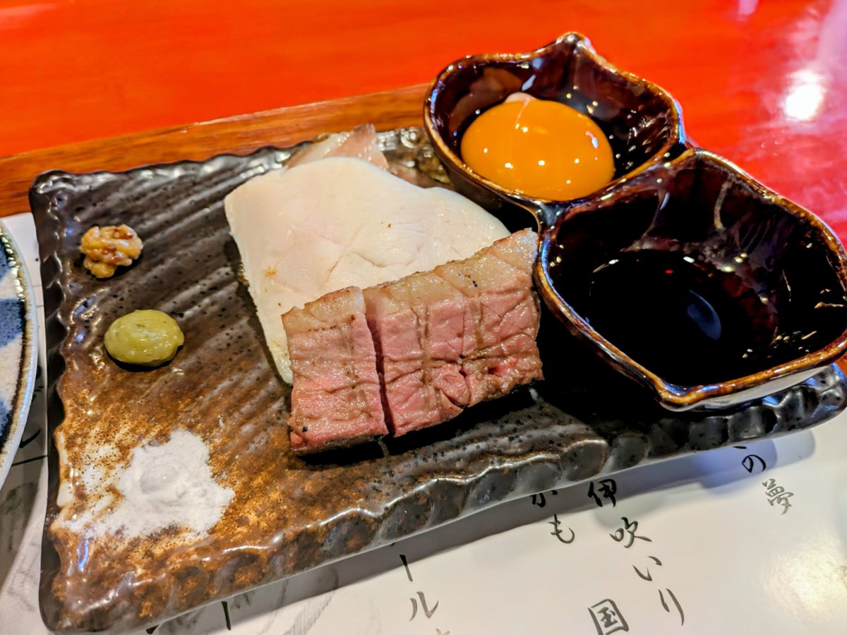 中華そば 鴨福＠八王子
特製中華そば
鴨脂の香味油の甘い香りと醤油のコクが奥深い味わい🍜表面がツルっとして食感はモチっとした平打麺も美味しい✨️評判の高さにも納得