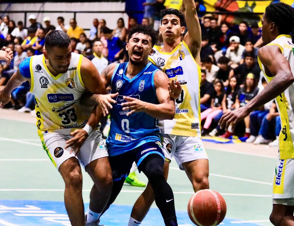 DeportesC10's tweet image. ¡El tercer duelo es de #SanSalvador! 🏆🏀

Los capitalinos ganaron 79-73 a #Lobos en Chalchuapa y aventaja la serie de semifinales por 2-1 en el Torneo Clausura 2025 de la @LMB_ELSALVADOR ⛹️

Avery Martínez registró 26 puntos y Yoel Cubillas sumó 25.