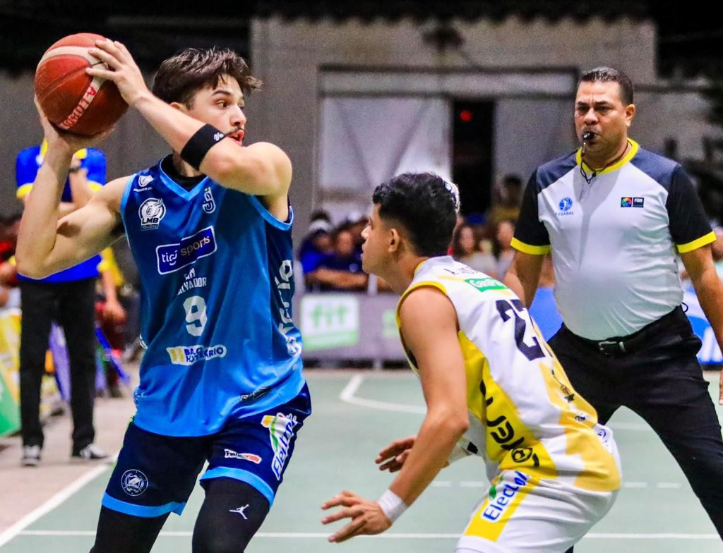 DeportesC10's tweet image. ¡El tercer duelo es de #SanSalvador! 🏆🏀

Los capitalinos ganaron 79-73 a #Lobos en Chalchuapa y aventaja la serie de semifinales por 2-1 en el Torneo Clausura 2025 de la @LMB_ELSALVADOR ⛹️

Avery Martínez registró 26 puntos y Yoel Cubillas sumó 25.
