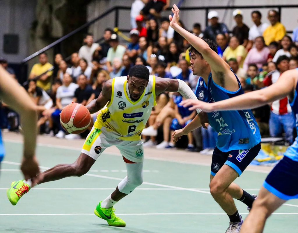 DeportesC10's tweet image. ¡El tercer duelo es de #SanSalvador! 🏆🏀

Los capitalinos ganaron 79-73 a #Lobos en Chalchuapa y aventaja la serie de semifinales por 2-1 en el Torneo Clausura 2025 de la @LMB_ELSALVADOR ⛹️

Avery Martínez registró 26 puntos y Yoel Cubillas sumó 25.