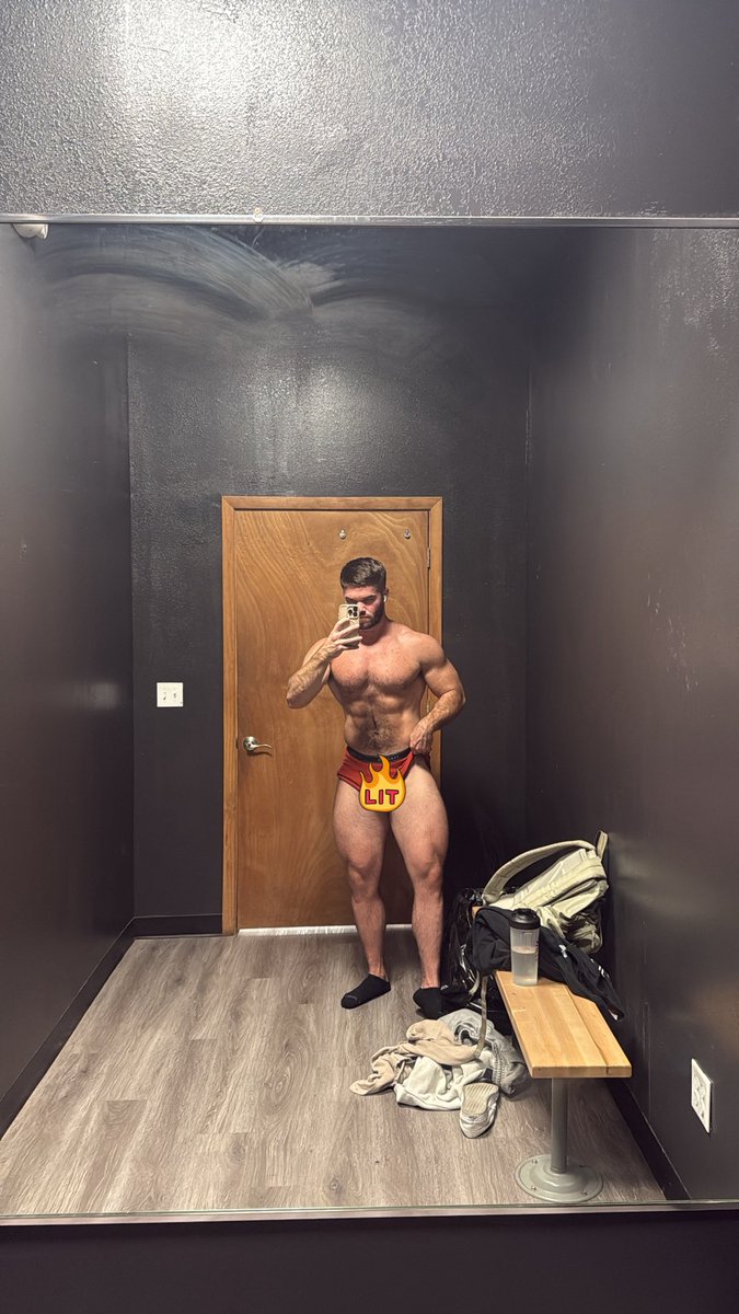 TD_Conn's tweet photo. Had to get some legs before Thanksgiving https://t.co/mBJKsiZ8w9