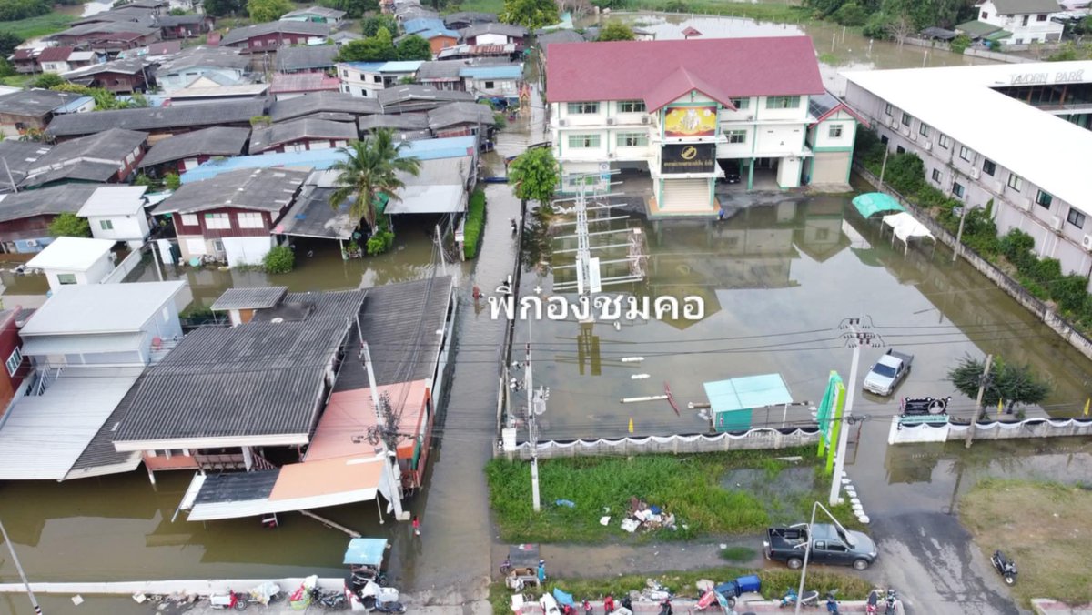 PparNnis's tweet image. อันนี้ชุมชนบ้านเราที่ยุดยาค่ะ ปากซอยน้ำจะตื้น ท้ายซอยน้ำจะลึกค่ะ

ถึงตอนนี้เขื่อนจะลดปริมาณการปล่อยน้ำ แต่น้ำก็ลงวันละแค่เซ็นสองเซ็น แสดงว่าถึงจะลดการระบาย แต่ก็แทบไม่ได้ปล่อยน้ำลงไปไหนเลยเหมือนกันค่ะ ซึ่งนอกจากน้ำท่วมแล้ว คนยุดยาต้องเผชิญกับน้ำเน่าทุกปี 🥲