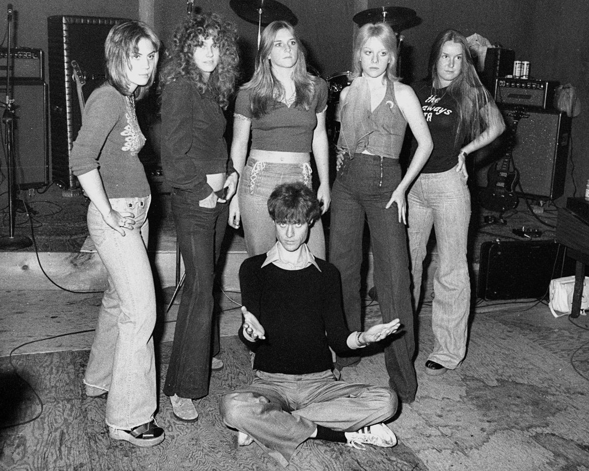 PunkRockStory's tweet image. 50 years ago
The Runaways, 3 months after founding the band, pose for a portrait with their producer Kim Fowley in Los Angeles, November 1975.

(L-R) Joan Jett, Peggy Foster, Sandy West, Cherie Currie, Lita Ford &amp;amp; Kim Fowley.

#punk #punks #punkrock #womenofpunk #runaways…
